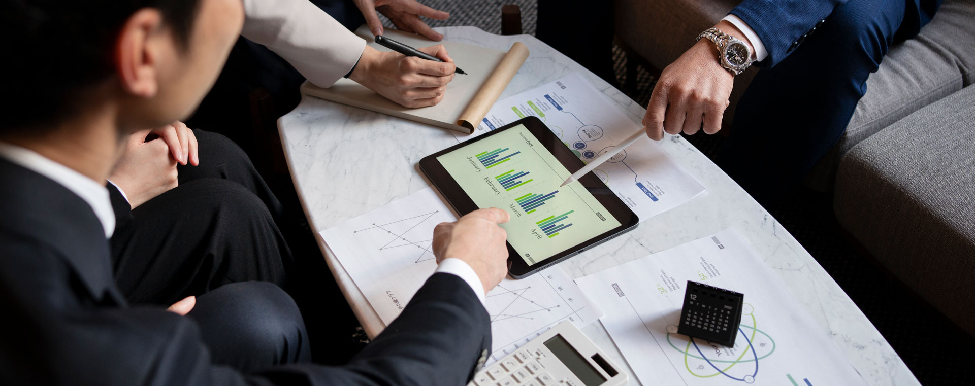 gente-de-negocios-trabajando-con-ipad-de-alto-anguljo